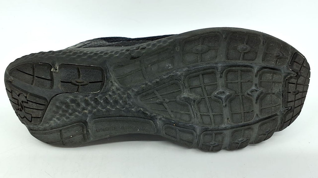 Under Armour Boys' Grade School Assert 10, (002) Black/Black/Black, 4, US