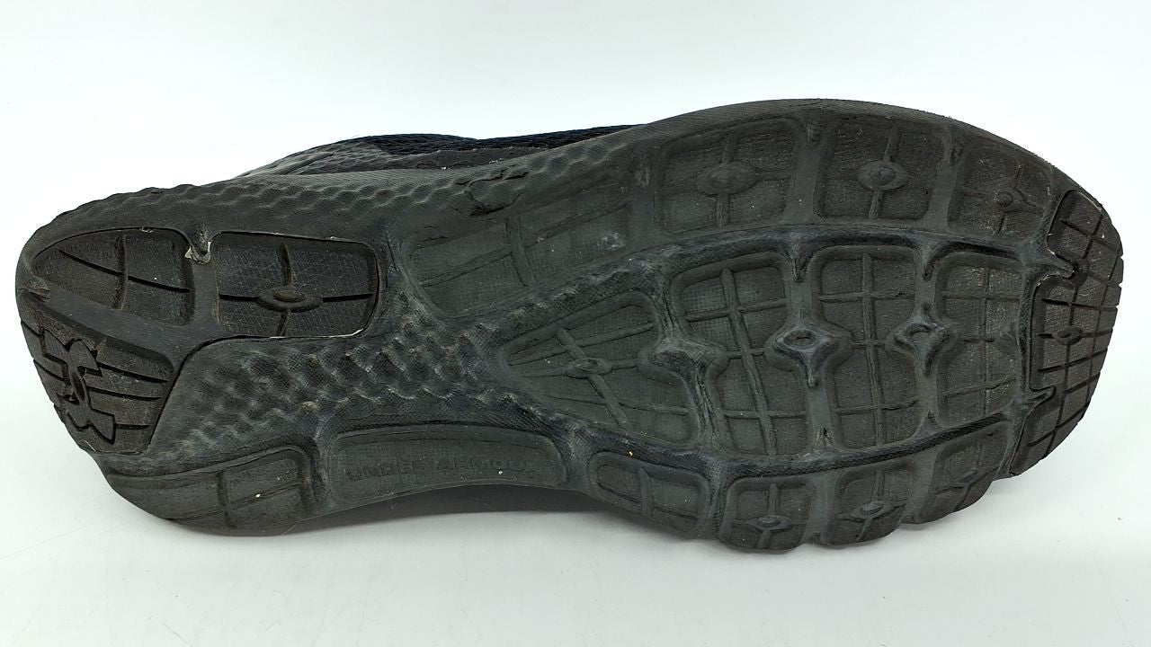 Under Armour Boys' Grade School Assert 10, (002) Black/Black/Black, 4, US