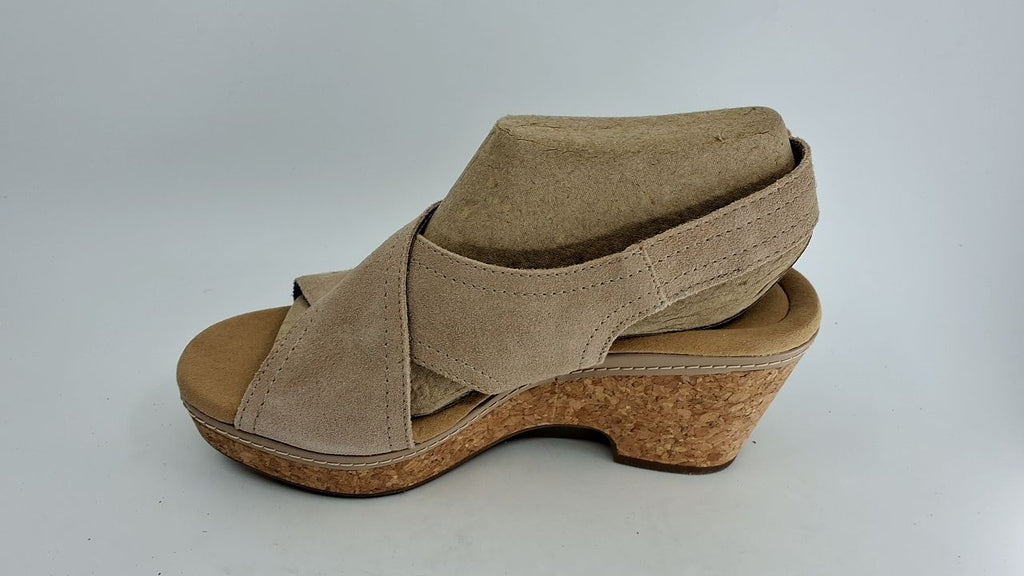 Clarks Women's Giselle Cove Wedge Sandal, Sand Leather, 6