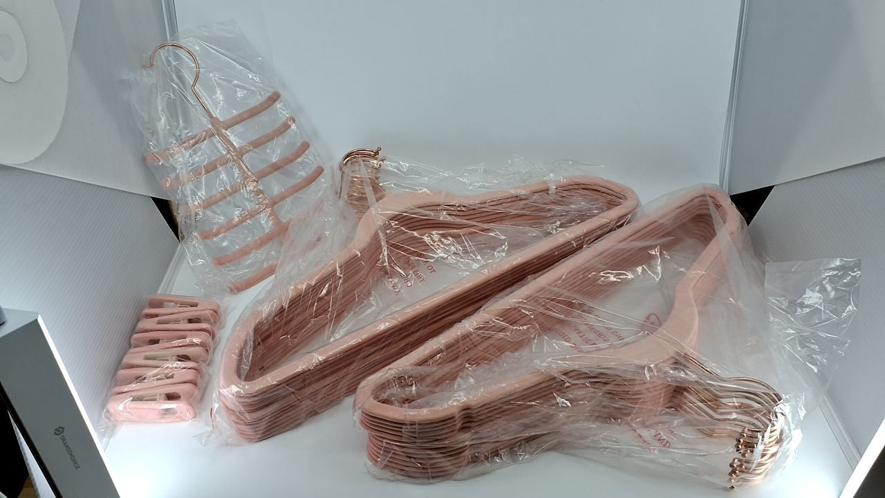 Space-Saving Velvet Clothes Hangers 25-Pack, Pink, Non-Slip Design