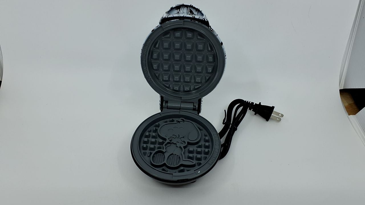 Peanuts x Dash Mini Waffle Maker