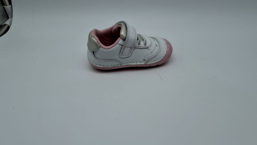 Stride Rite Girls Soft Motion Adalyn Athletic Sneaker, White/Silver, 5 Toddler