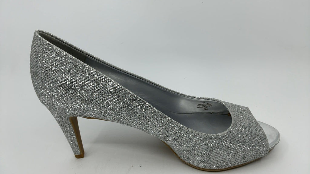 Bandolino Womens Rainaa Pump Silver Glamour 11 M