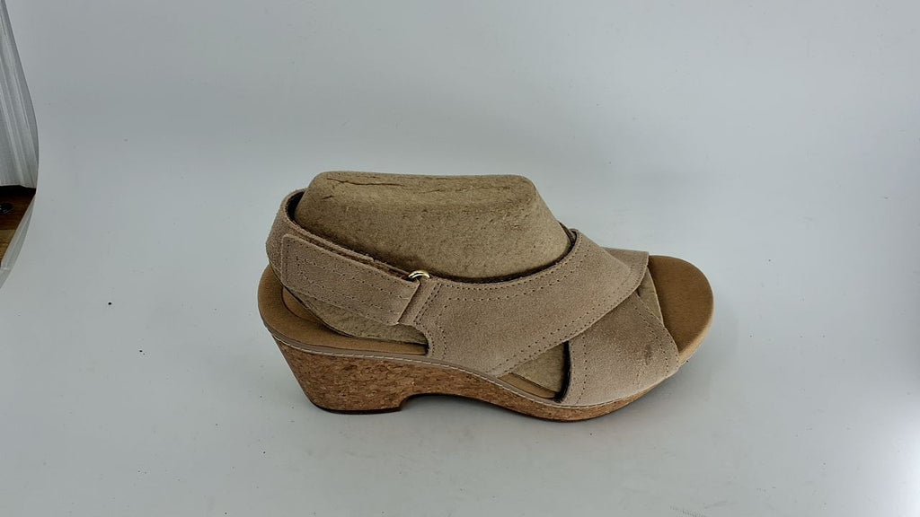Clarks Women's Giselle Cove Wedge Sandal, Sand Leather, 6