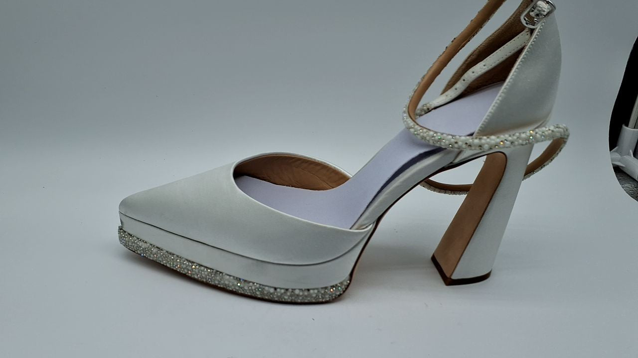 Badgley Mischka Women's Elaina Pump, Soft White, 7.5