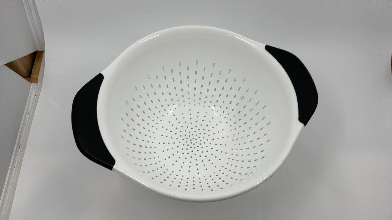 OXO Good Grips 3 QT Plastic Colander