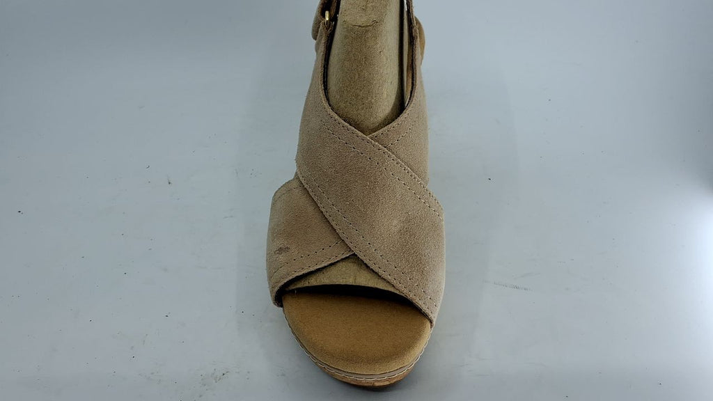 Clarks Women's Giselle Cove Wedge Sandal, Sand Leather, 6