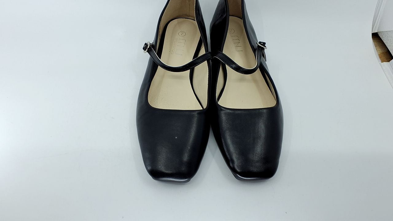 Versatile Womens Black Flats Size 7 w/ Adjustable Strap & Comfort