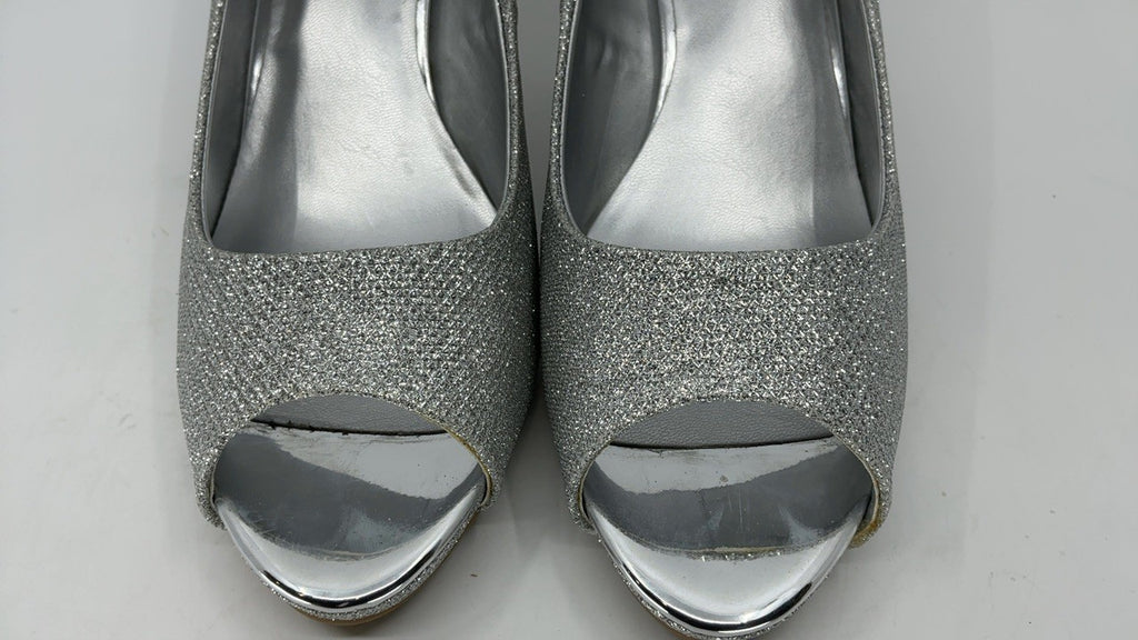 Bandolino Womens Rainaa Pump Silver Glamour 11 M