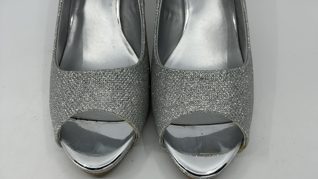Bandolino Womens Rainaa Pump Silver Glamour 11 M