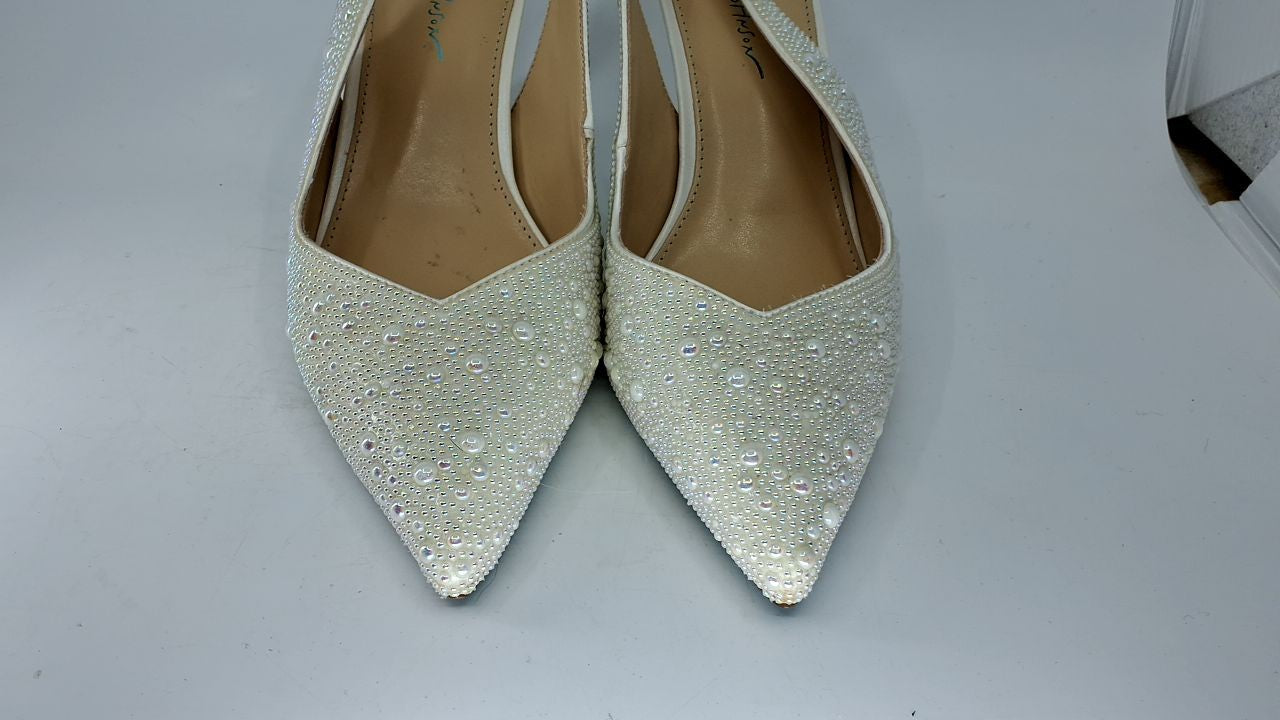 Betsey Johnson Women's Clark Pump, Ivory, 9