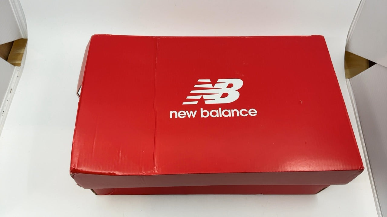New Balance Women's Fresh Foam Arishi V4 Running Shoe, Black/Light Gold Metallic/Gum 2, 10 - Image 2