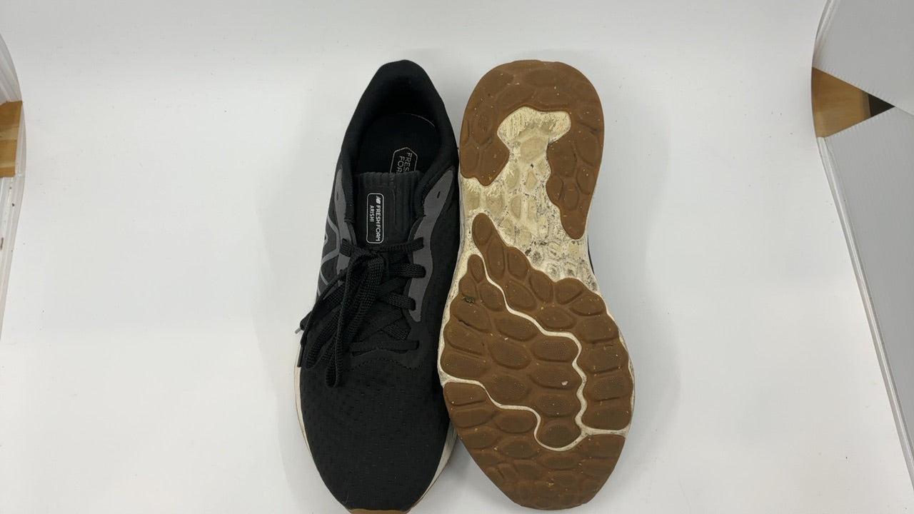 New Balance Women's Fresh Foam Arishi V4 Running Shoe, Black/Light Gold Metallic/Gum 2, 10 - Image 4