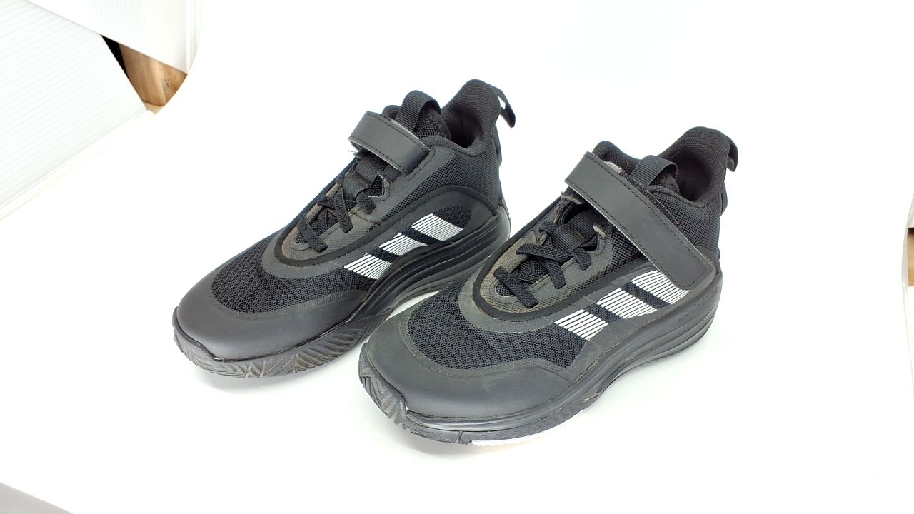 adidas Own The Game 3.0 Basketball Sneaker, Black/White/Black, 1 US Unisex Little Kid - Image 3